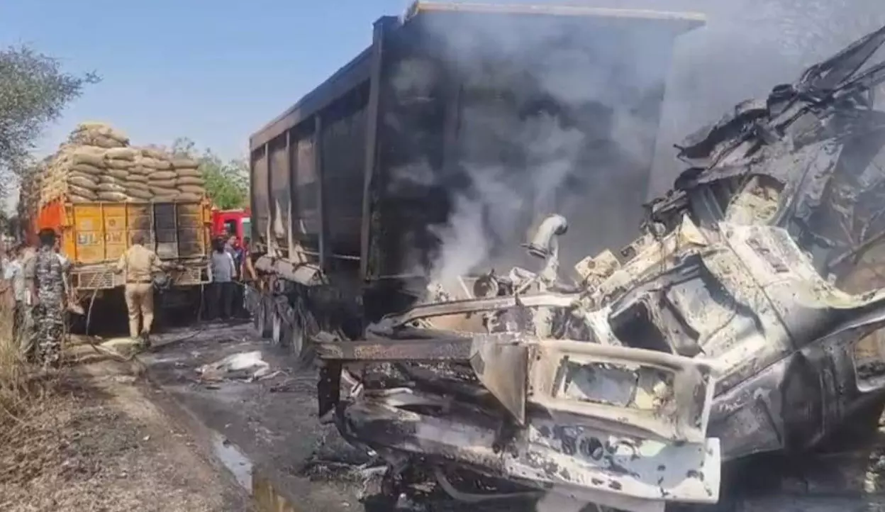 बलरामपुर में भीषण टक्कर के बाद ट्रक में लगी आग: चालक जिंदा जला, दूसरे ट्रक का ड्राइवर गंभीर घायल