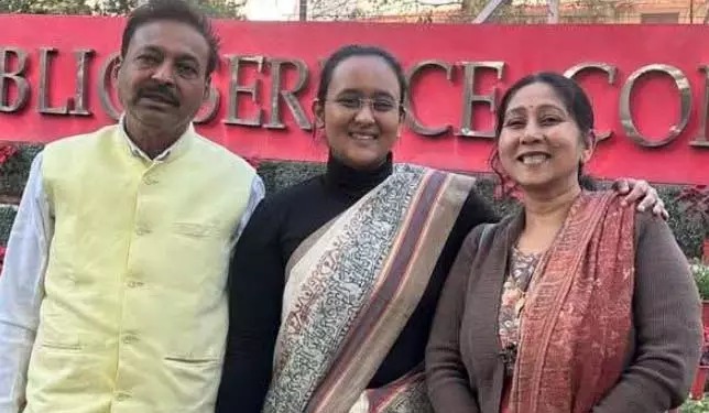 राशन दुकान संचालक की बेटी बनी अफसर: दर्शना सिंह ने UPSC में 283वीं रैंक पाई, धमतरी के DSP ध्रुव को 623वां स्थान