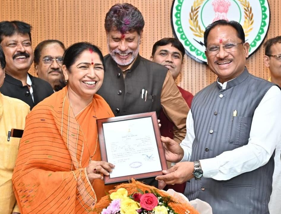 छत्तीसगढ़ की नई राज्यसभा सांसद लक्ष्मी वर्मा ने मुख्यमंत्री विष्णु देव साय से की मुलाकात, विधानसभा में सौजन्य भेंट के दौरान मिली बधाई—कहा, राज्यसभा में प्रदेश की जनभावनाओं और विकास के मुद्दों को मजबूती से उठाएंगी