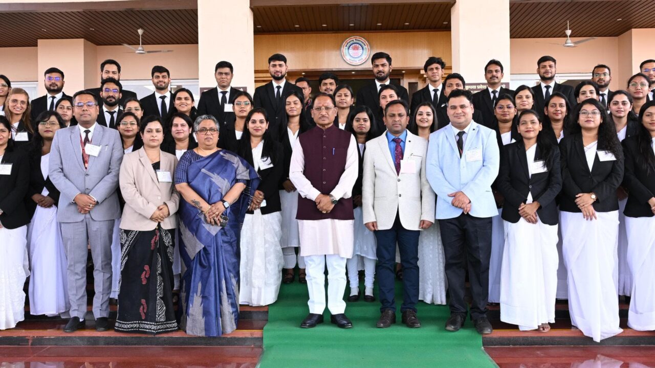 मुख्यमंत्री साय ने प्रशिक्षु न्यायाधीशों से की मुलाकात, कहा- न्यायपालिका लोकतंत्र का मजबूत स्तंभ, आने वाले समय में निभाएंगे अहम भूमिका