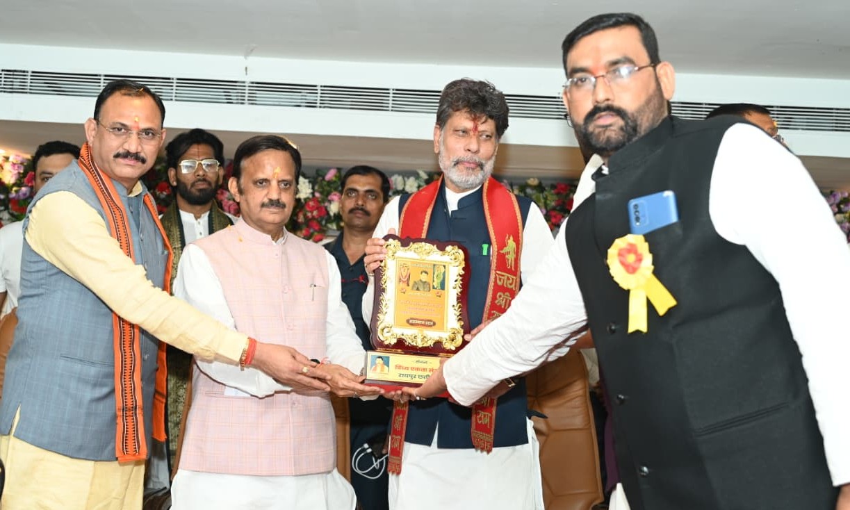 रायपुर पहुंचे MP के डिप्टी CM राजेन्द्र शुक्ल, बोले—रीवा-रायपुर हवाई सेवा से क्षेत्र को मिलेगा बड़ा फायदा