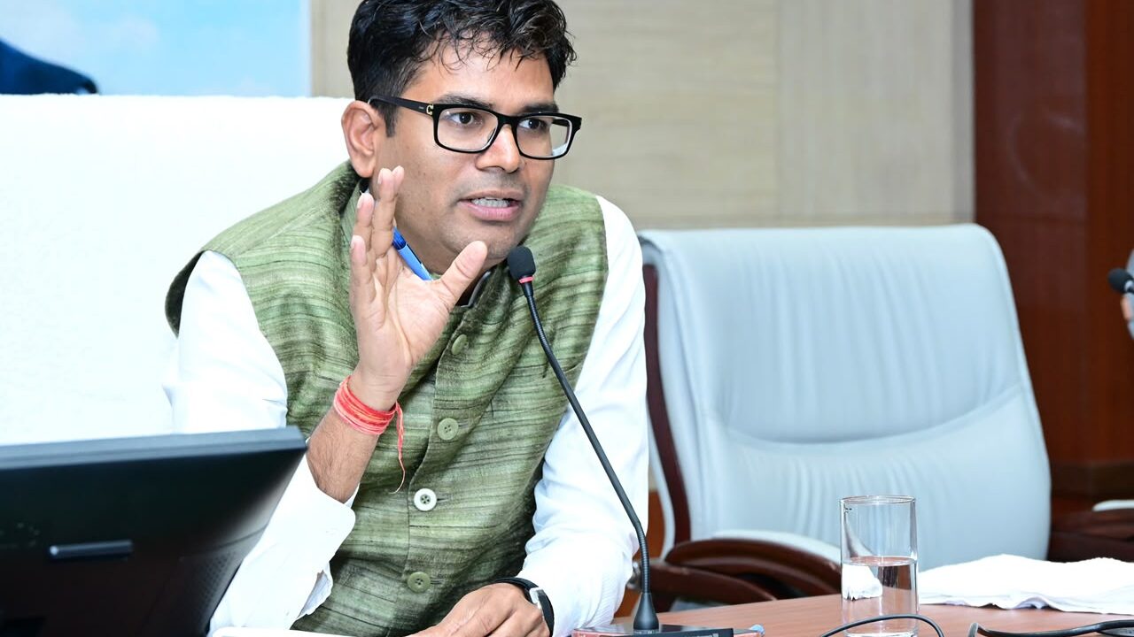 कॉलोनी प्रतिनिधियों से सीधे रूबरू हुए ओपी चौधरी: समस्याएं सुनीं, अफसरों को दिए समाधान के निर्देश