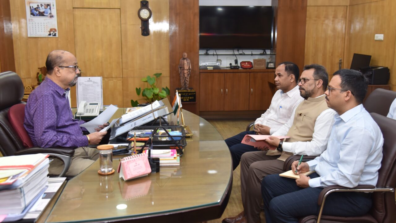 रायपुर में पेड़ों की कटाई पर सख्त संदेश: राज्यपाल रमेन डेका बोले—‘अत्यावश्यक हो तभी काटें’, देखभाल पर दिया जोर