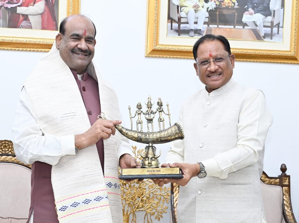 CM साय और ओम बिरला की सौजन्य मुलाकात: लोकतंत्र को मजबूत बनाने पर जोर, जनकल्याण योजनाओं की समीक्षा भी हुई