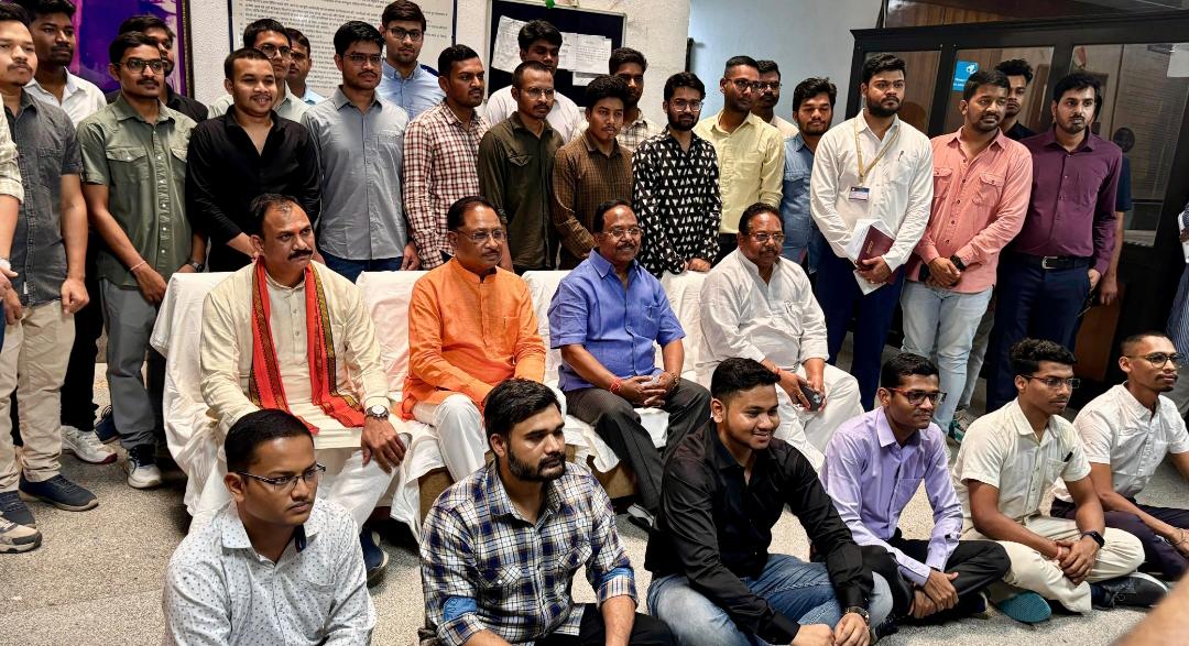 दिल्ली के ट्राइबल हॉस्टल से निकले 13 UPSC योद्धा: CM की पहल रंग लाई, 50 से 200 सीटें करने का मिला फायदा