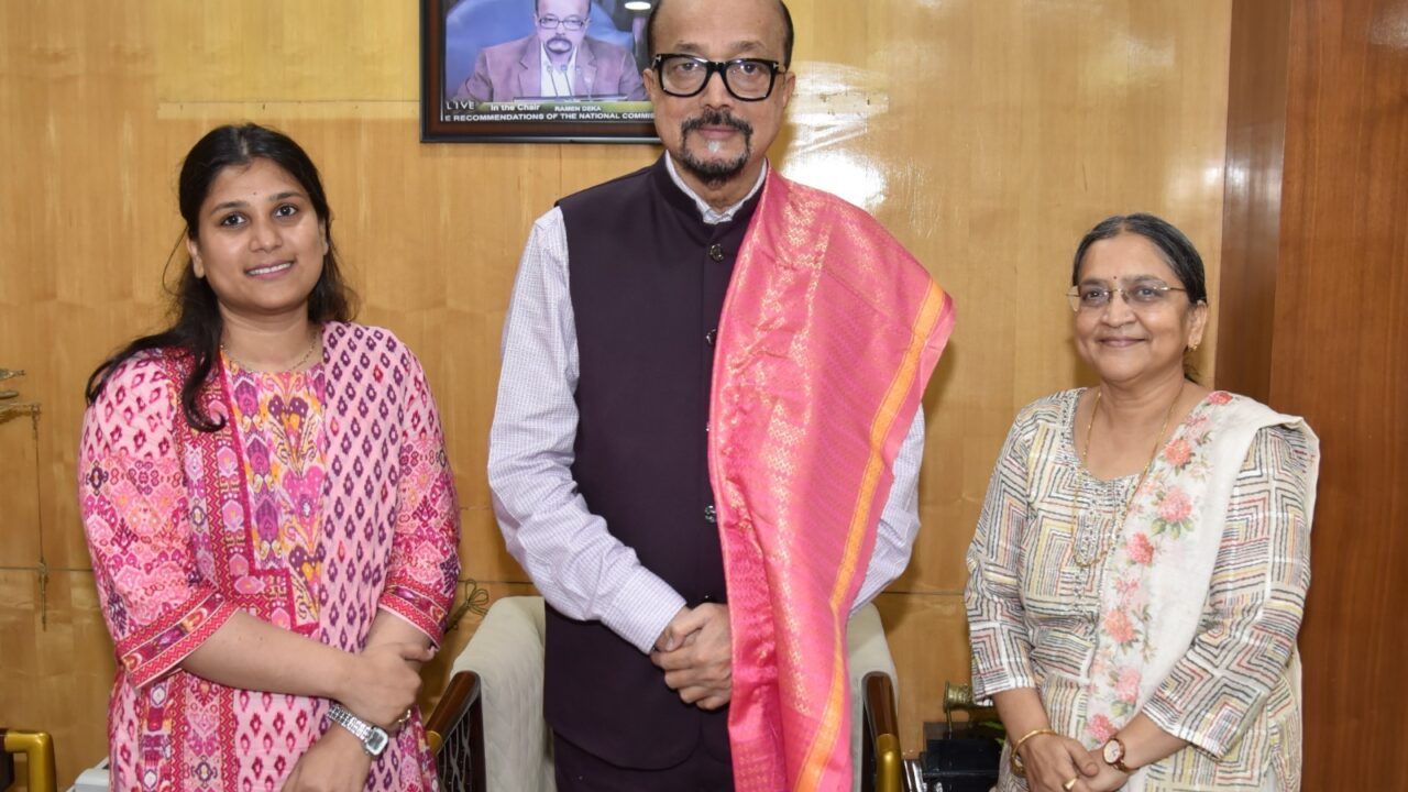 राज्यपाल रमेन डेका से सुप्रीम कोर्ट में छत्तीसगढ़ शासन की स्टैंडिंग काउंसिल सुगंधा जैन ने की सौजन्य भेंट