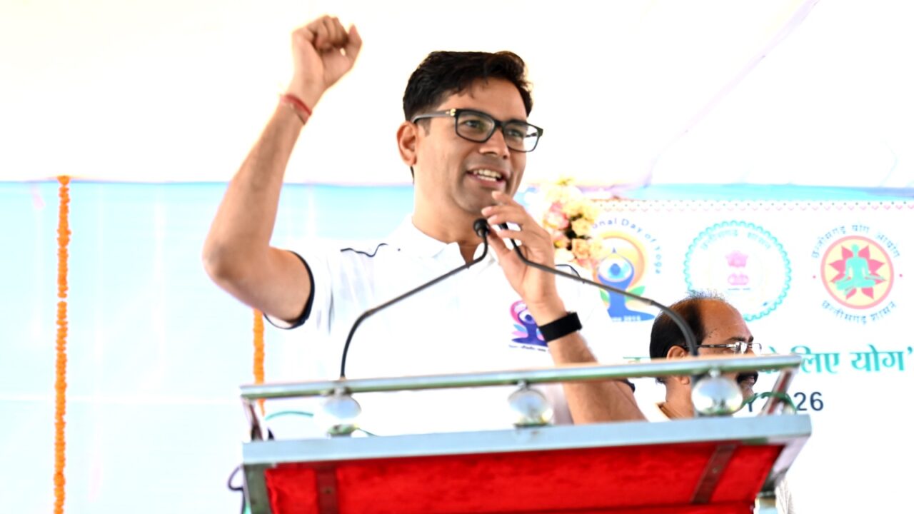 योग दिवस पर ओ.पी. चौधरी बोले- बीमारी का इंतजार न करें: जांजगीर में सामूहिक योग, खिलाड़ी को 25 हजार की सहायता