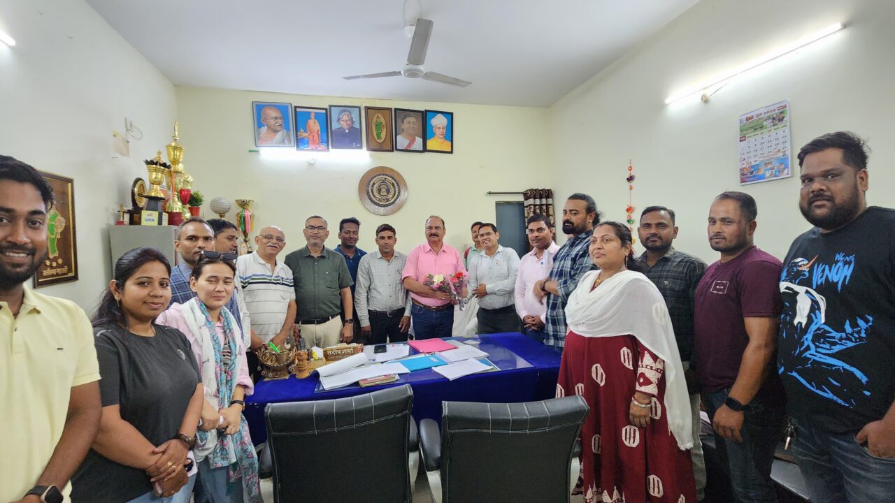 DEO से मिले व्यायाम शिक्षक, बोले- पढ़ाई नहीं खेल हमारा काम; ऑनलाइन अटेंडेंस समेत कई समस्याएं रखीं