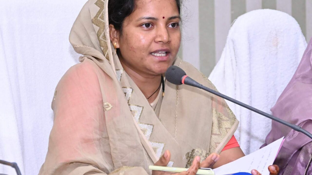 साड़ी खरीद में बड़ा बदलाव: लक्ष्मी राजवाड़े का फैसला, अब आंगनबाड़ी कार्यकर्ताओं के खातों में सीधे पहुंचेगी राशि