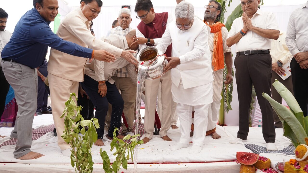 CM विष्णु देव साय का रोजगार मॉडल: नवा रायपुर में 235 करोड़ की पहली टेक्सटाइल यूनिट, हजारों युवाओं को मिलेगा काम