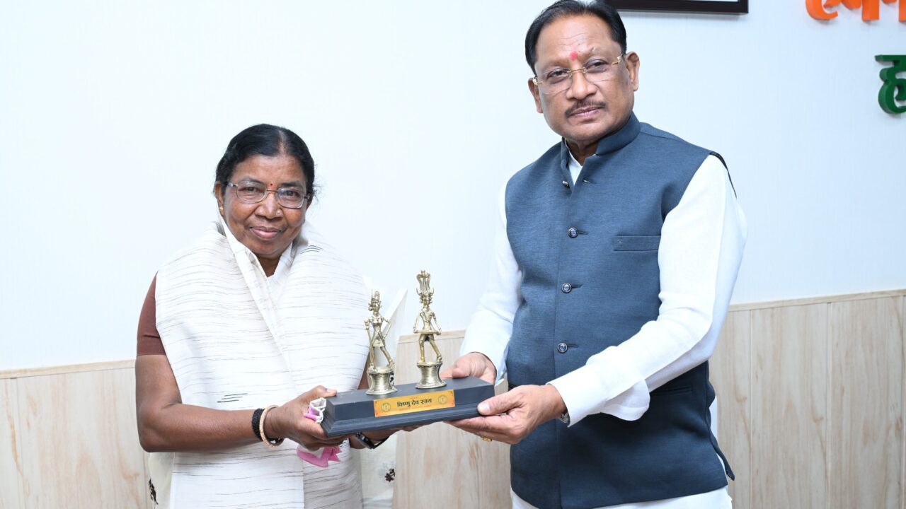 CM विष्णु देव साय से पद्मश्री डॉ. बुधरी ताती की मुलाकात: आदिवासी संस्कृति और महिला सशक्तिकरण पर हुई चर्चा