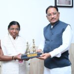 CM विष्णु देव साय से पद्मश्री डॉ. बुधरी ताती की मुलाकात: आदिवासी संस्कृति और महिला सशक्तिकरण पर हुई चर्चा