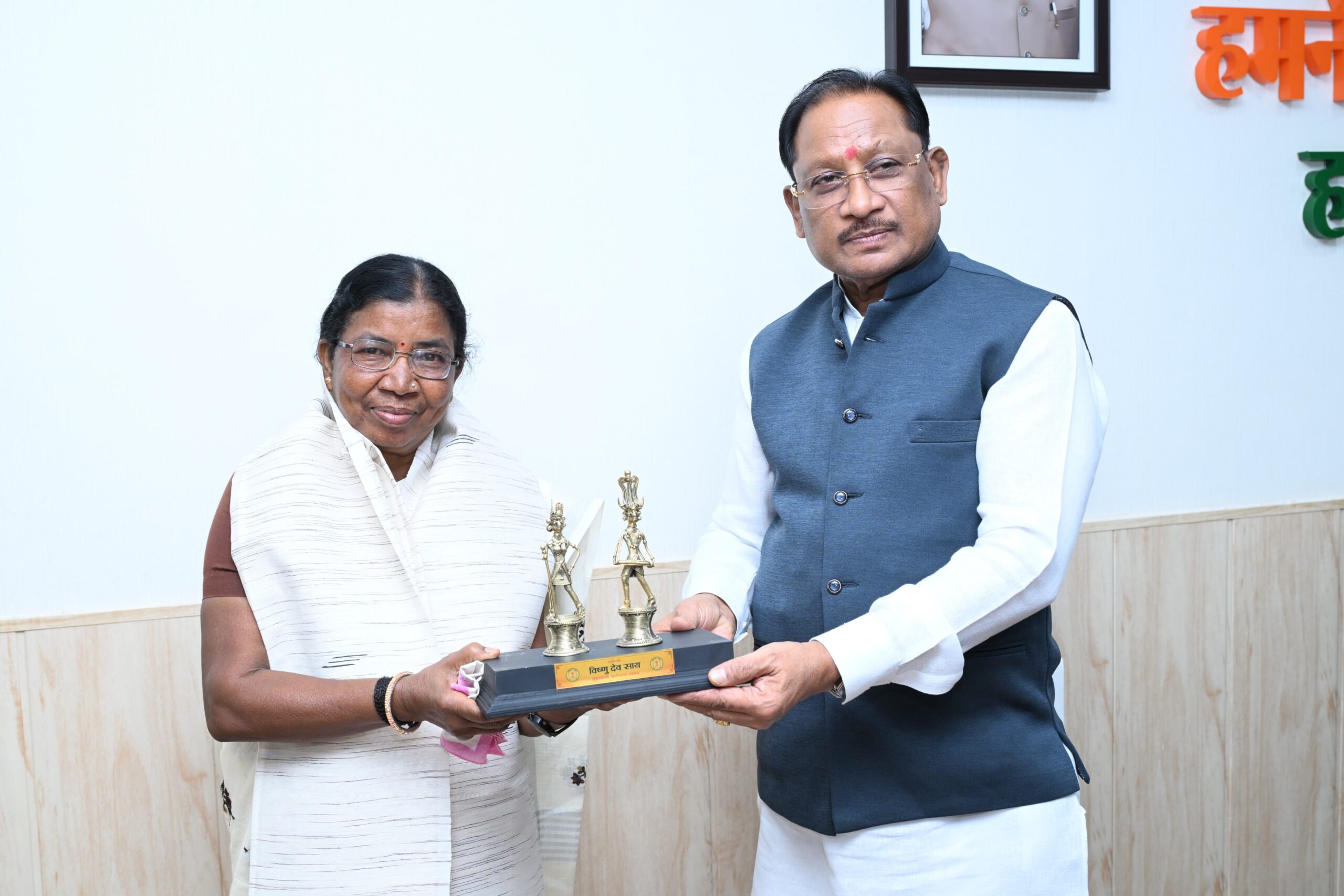 CM विष्णु देव साय से पद्मश्री डॉ. बुधरी ताती की मुलाकात: आदिवासी संस्कृति और महिला सशक्तिकरण पर हुई चर्चा