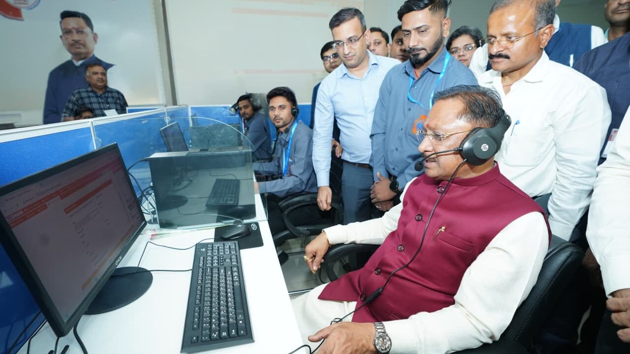 सीएम हेल्पलाइन का जायजा लेने पहुंचे विष्णुदेव साय: कॉलर से की सीधी बात, बोले—‘हर शिकायत का होगा समयबद्ध समाधान’