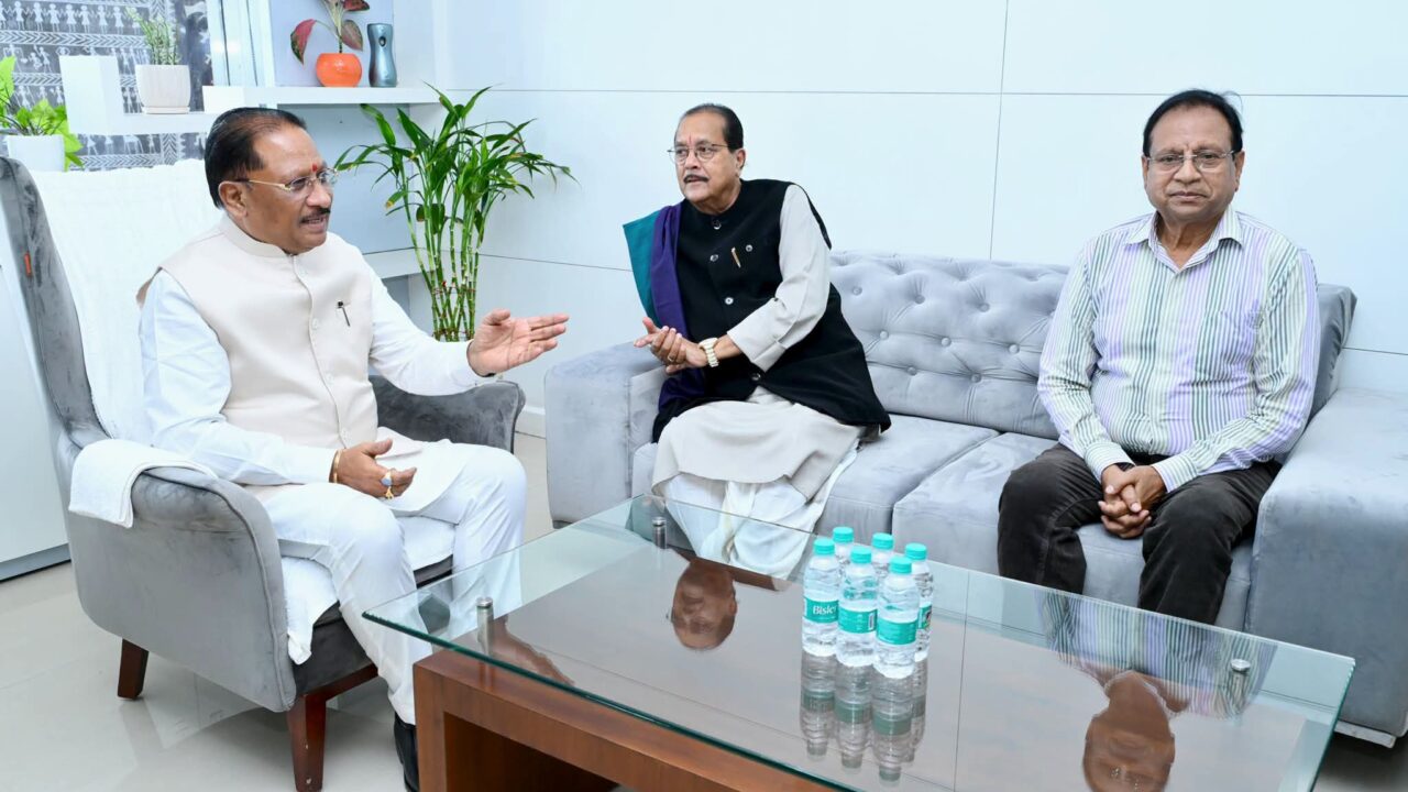 CM विष्णु देव साय से झारखंड के वित्त मंत्री राधाकृष्ण किशोर से की भेंट, छत्तीसगढ़ और झारखंड के बीच विकास, जनजातीय विरासत एवं परस्पर सहयोग के विभिन्न विषयों पर हुई चर्चा