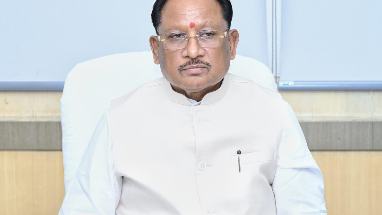 राजस्व व्यवस्था होगी हाईटेक: CM विष्णुदेव साय का बड़ा फैसला, अब WhatsApp पर मिलेंगे B-1, खसरा और ऋण पुस्तिका