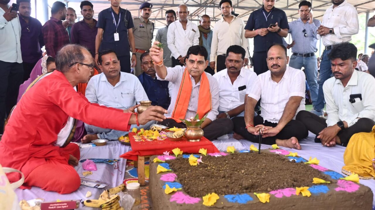 बलौदाबाजार के स्कूलों को 1.65 करोड़ की सौगात: टंक राम वर्मा बोले—‘शिक्षा पर निवेश, आने वाली पीढ़ियों का सबसे बड़ा भविष्य’