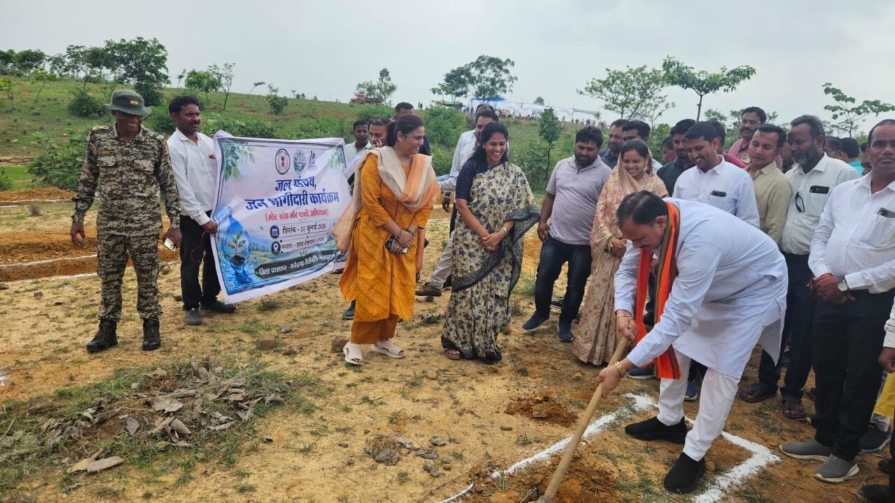 CM विष्णु देव साय के नेतृत्व में जल संरक्षण बना जनआंदोलन: एमसीबी में मंत्री श्याम बिहारी जायसवाल ने खुद खोदी कंटूर ट्रेंच, दिया बड़ा संदेश