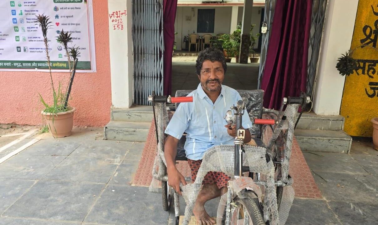 मार्मिक तस्वीर का असर: 24 घंटे में दिव्यांग गणेश राम तक पहुंची ट्राइसाइकिल, मुख्यमंत्री विष्णुदेव साय के निर्देश पर तुरंत हुई कार्रवाई