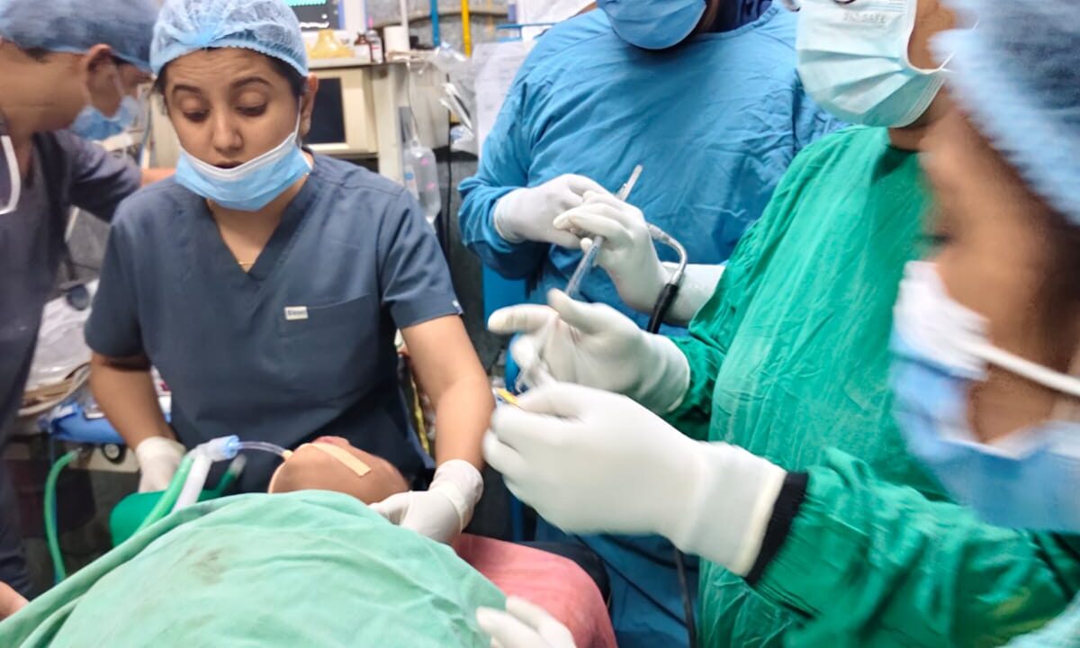 मासूम ने निगल लिया सिक्का, जान पर बन आई; सिम्स की डॉक्टरों की टीम ने जटिल ऑपरेशन कर बचाई जिंदगी