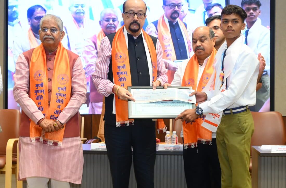 रायपुर में राष्ट्रीय उत्कृष्टता सम्मान समारोह: राज्यपाल रमेन डेका ने कहा- Google और AI से ज्यादा जरूरी है अपनी सोच