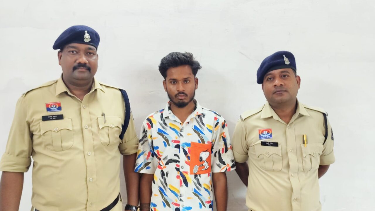 भिलाई स्टील प्लांट से स्क्रैप चोरी का बड़ा खुलासा : लोडर ऑपरेटर गिरफ्तार; 250 टन लोहा, हाइड्रा-JCB समेत ₹3.22 करोड़ की जब्ती