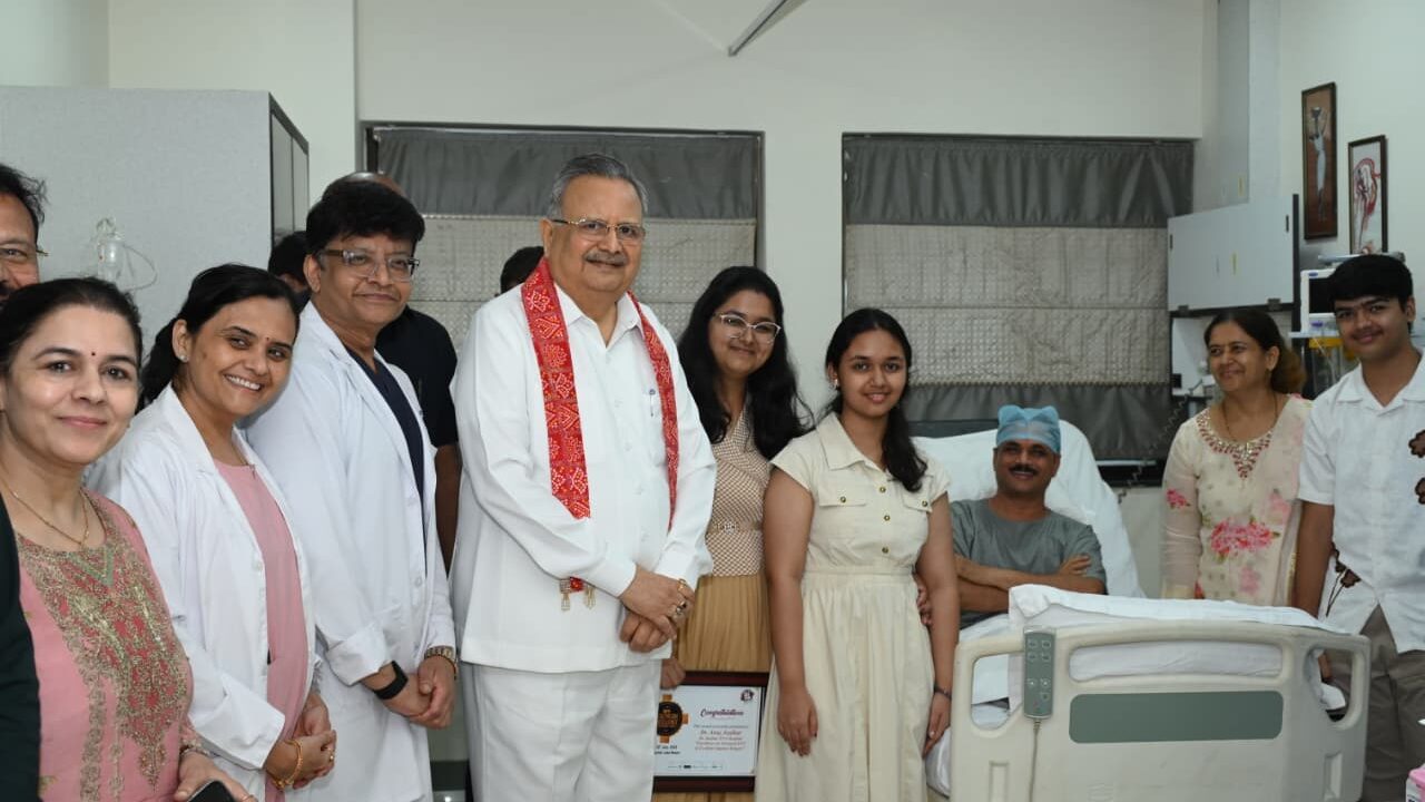 श्री मेडिशाइन हॉस्पिटल रायपुर में वरिष्ठ ENT विशेषज्ञ डॉ. अनुज जाऊलकर का सफल इलाज, डॉ. रमन सिंह ने पहुंचकर जाना स्वास्थ्य