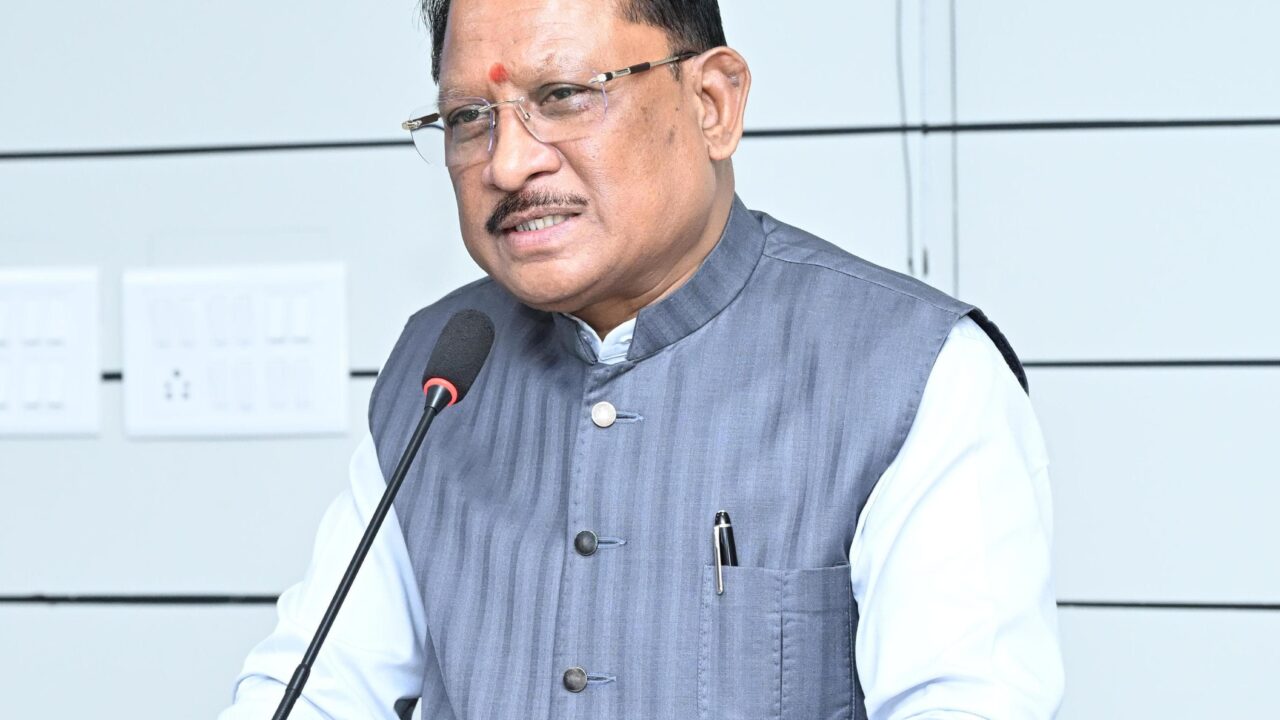 “गांव बदलेंगे तो छत्तीसगढ़ बदलेगा”… CEO को CM विष्णुदेव साय का सख्त संदेश, योजनाओं में लापरवाही बर्दाश्त नहीं