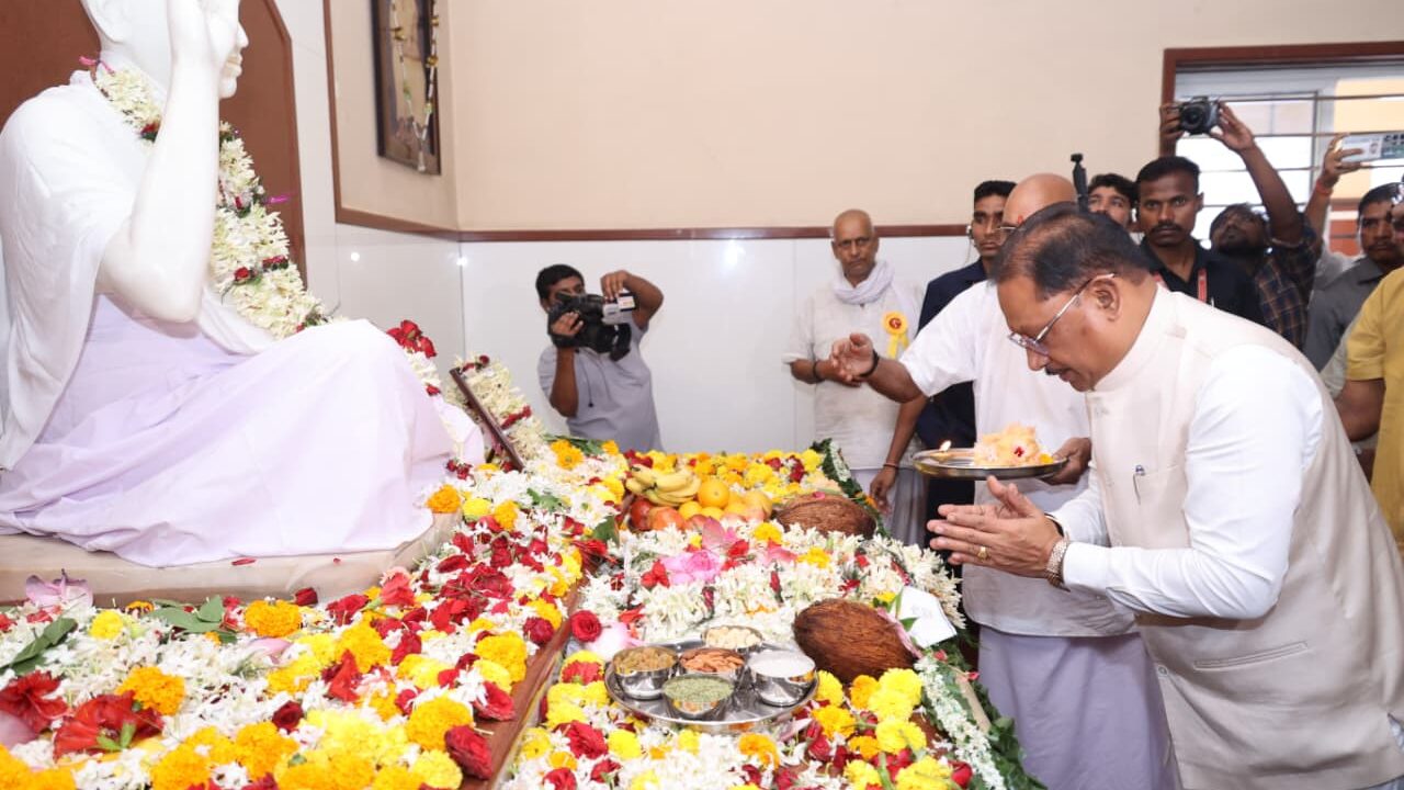 गुरु पूर्णिमा पर अघोर गुरु पीठ पहुंचे मुख्यमंत्री विष्णु देव साय, बाबा प्रियदर्शी राम से लिया आशीर्वाद, प्रदेशवासियों के मंगल की कामना की