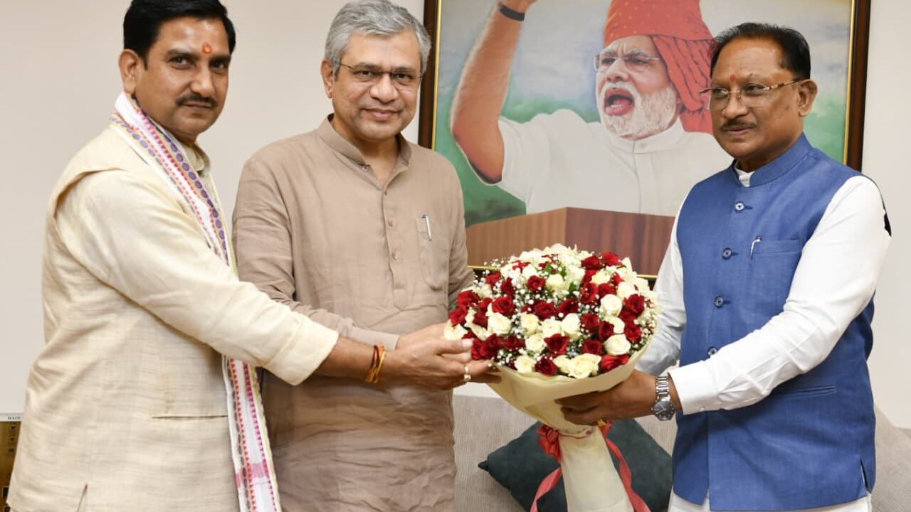 रेल परियोजनाओं को लेकर CM विष्णुदेव साय का दिल्ली मिशन: अश्विनी वैष्णव से मुलाकात में नई लाइनों और लंबित प्रोजेक्ट्स पर बनी सहमति