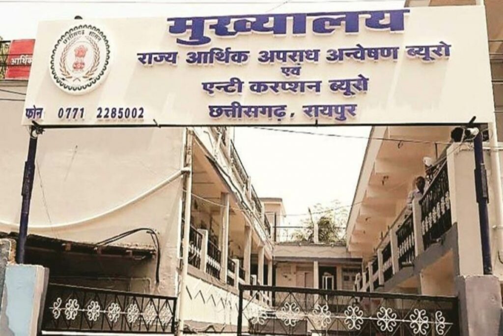BREAKING: ट्रैक्टर रिलीज कराने के लिए मांग रही थी 10 हजार, ACB ने महिला आरक्षक को रंगे हाथ पकड़ा