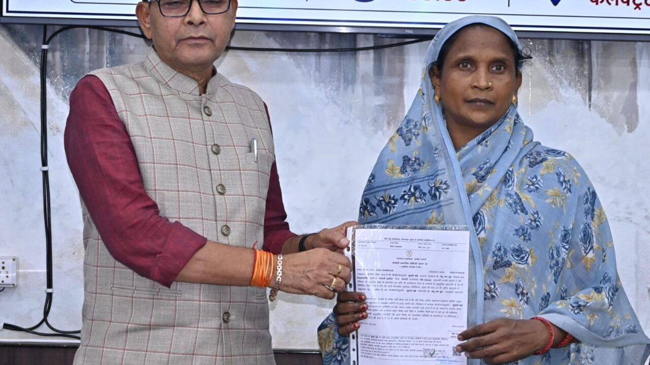 ‘सेवा सेतु’ से बदली सरकारी सेवाएं: धमतरी में 441+ ऑनलाइन सुविधाएं, टंक राम वर्मा ने बांटे डिजिटल जाति प्रमाण पत्र