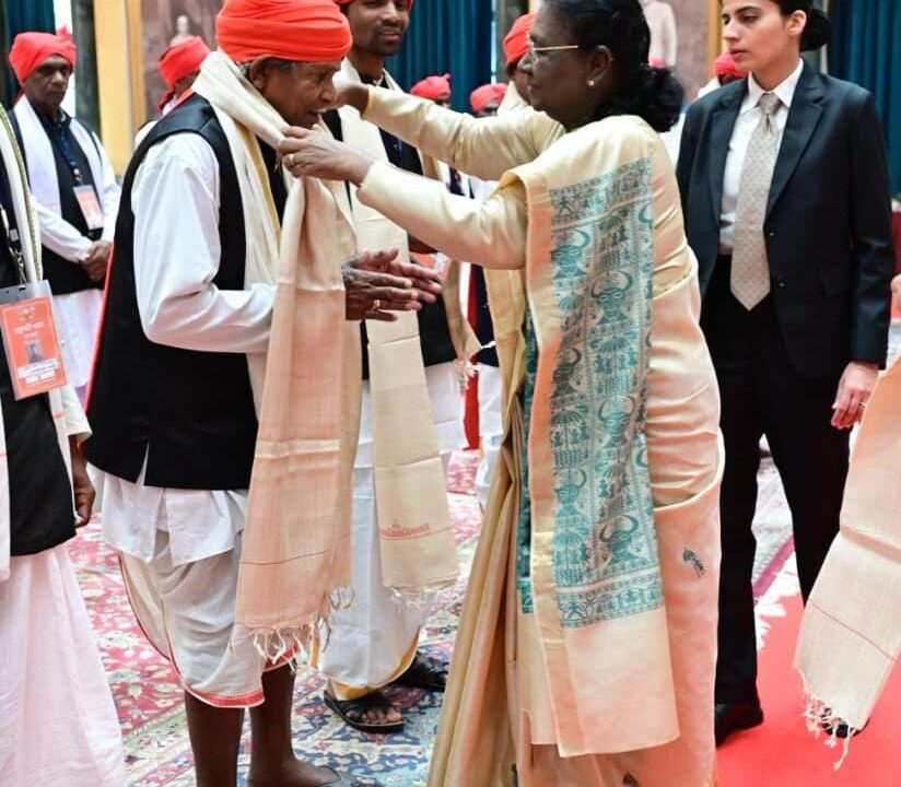 राष्ट्रपति भवन में गूंजी बस्तर की संस्कृति: मांझी-चालकी और बस्तर पंडुम विजेताओं ने द्रौपदी मुर्मु से की मुलाकात, परंपराओं का कराया परिचय