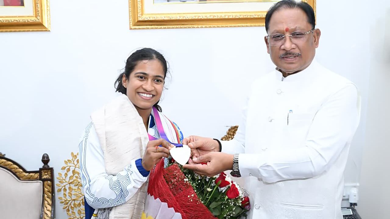 CM ने ज्ञानेश्वरी यादव पर की इनामों की बारिश: 30 लाख रुपए, DSP पदोन्नति का ऐलान; राष्ट्रमंडल रजत विजेता का भव्य सम्मान