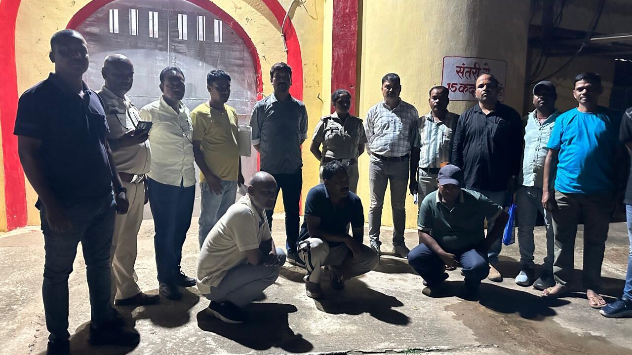 बलरामपुर में हाथीदांत तस्करी का भंडाफोड़: धर्मशाला से 3 आरोपी गिरफ्तार, हाथी के 3 दांत जब्त; वन विभाग की बड़ी कार्रवाई
