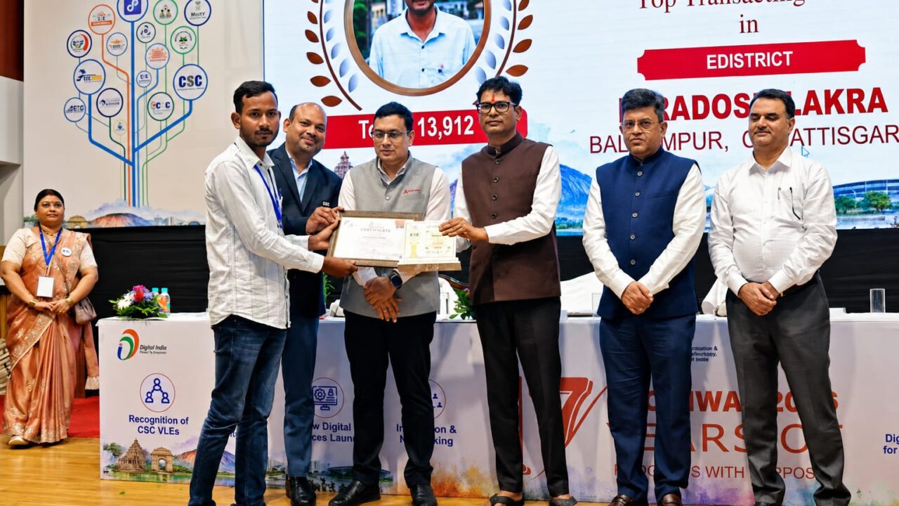 बलरामपुर के निर्दोष लकड़ा बने प्रदेश के नंबर-1 VLE: सेवा सेतु पोर्टल पर 13,912 आवेदन निपटाए, वित्त मंत्री ओ.पी. चौधरी ने किया सम्मानित