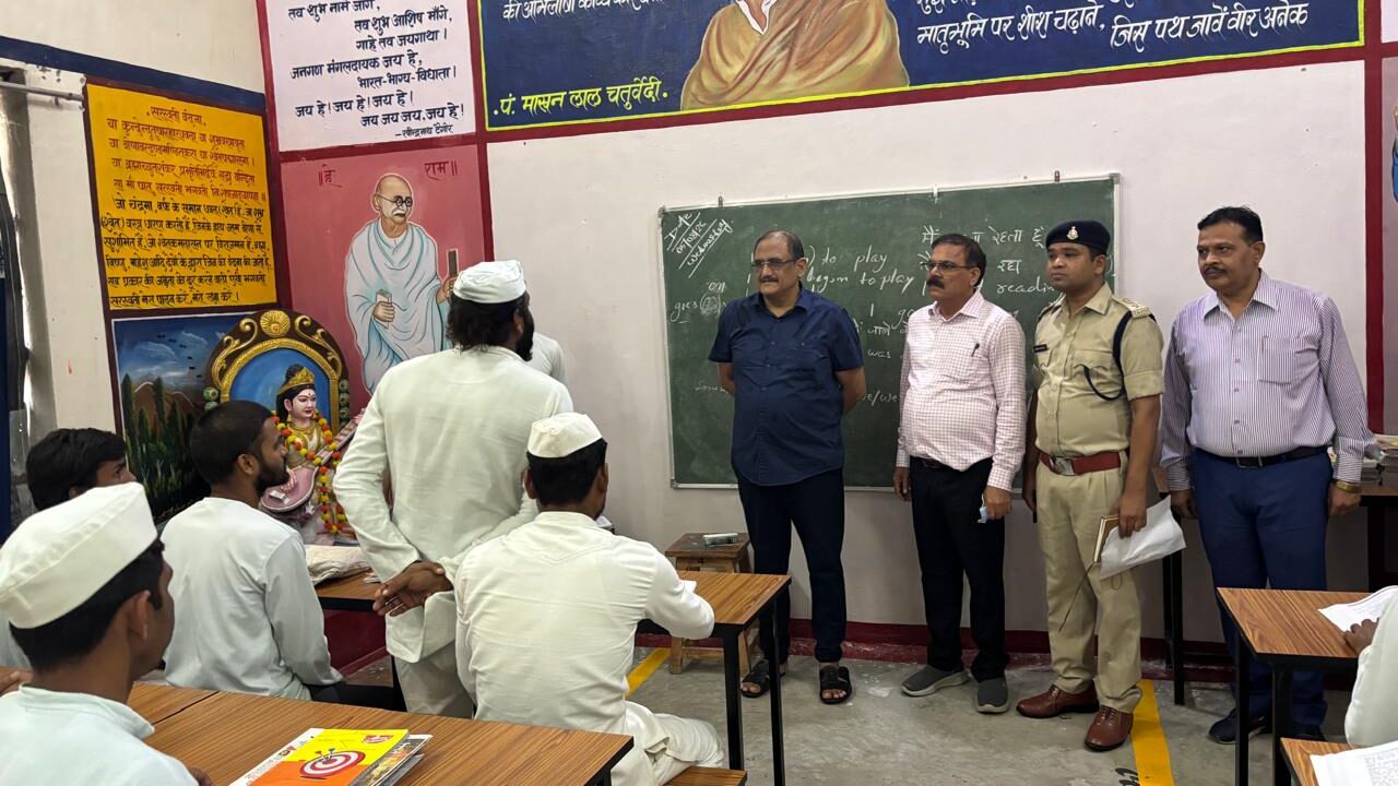 बिलासपुर सेंट्रल जेल पहुंचे डीजी हिमांशु गुप्ता: कैदियों की ली अंग्रेजी क्लास, स्मार्ट बोर्ड से लेकर रोटी मेकर तक कई सुविधाएं मंजूर
