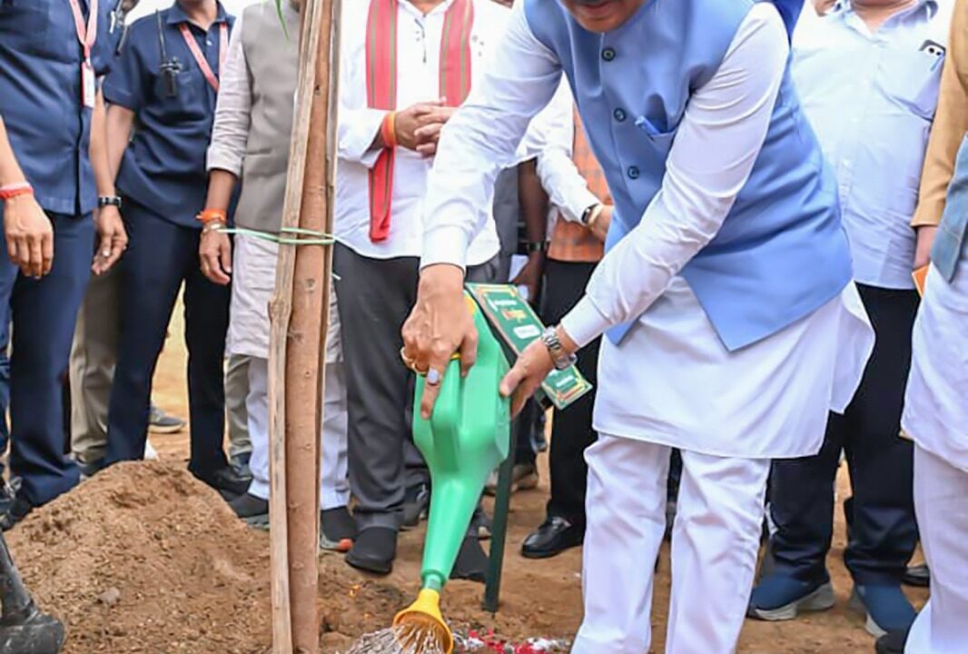 CM ने माँ के नाम लगाया पीपल, ‘पीपल फॉर पीपुल’ अभियान की शुरुआत: 15 एकड़ में लगे 2500 पौधे, ढाई करोड़ का लक्ष्य