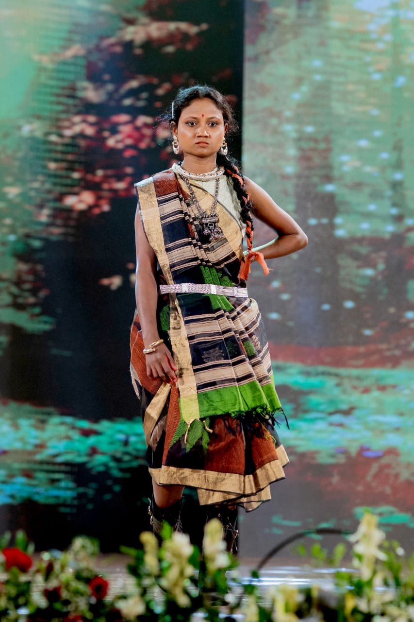 सुकमा की पुनर्वासित बेटियों ने रायपुर में दिखाया हुनर: हथकरघा परिधानों में किया रैंप वॉक, CM साय और डॉ. रमन सिंह ने बढ़ाया हौसला