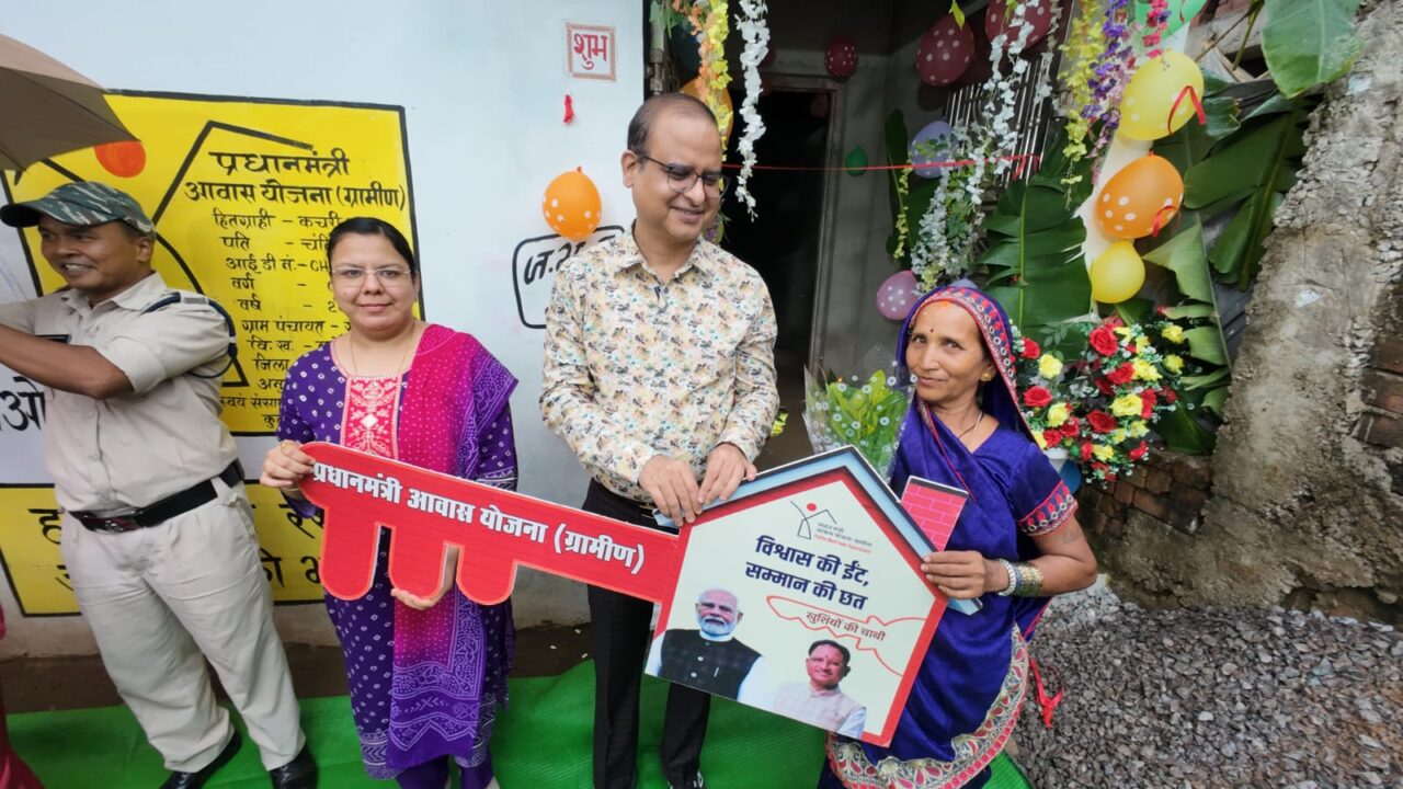 बलौदाबाजार में आयुक्त का औचक निरीक्षण: PM आवास की गुणवत्ता परखी, हितग्राहियों को सौंपी खुशियों की चाबी; जल सुरक्षा कार्यों पर जोर