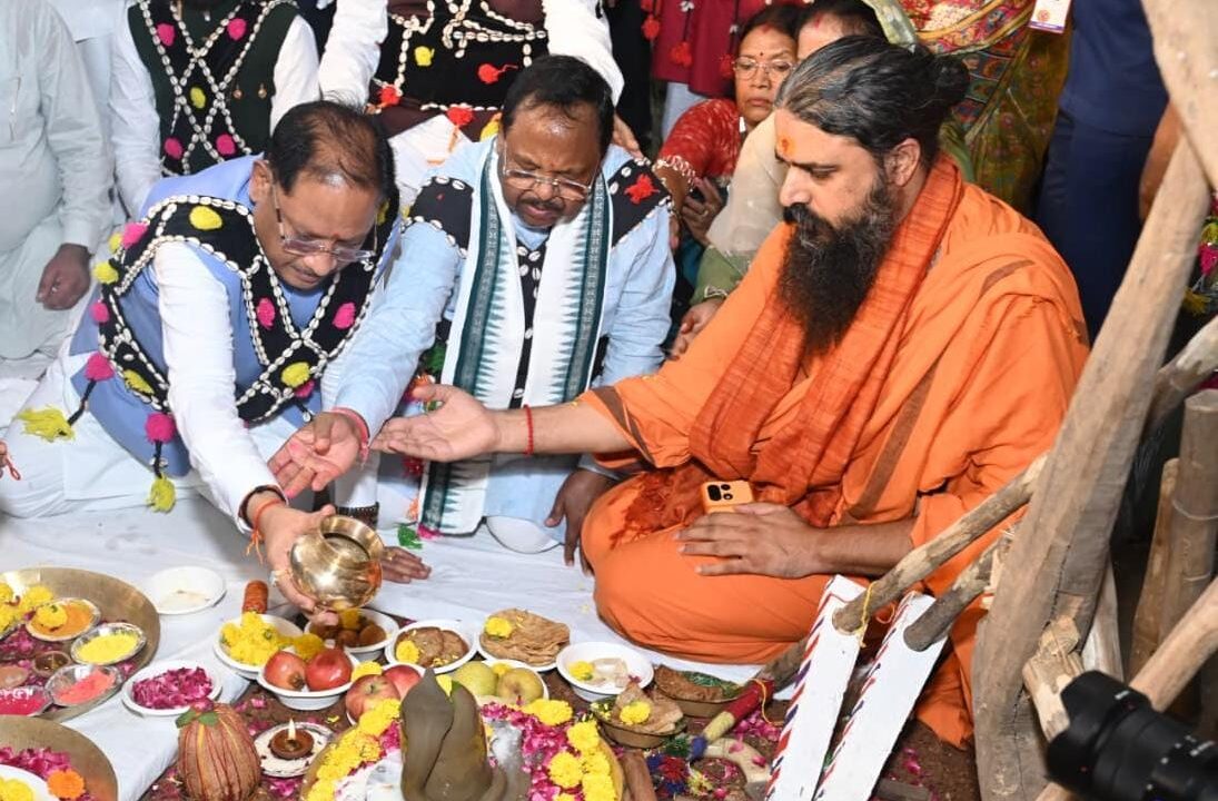CM हाउस में हरेली का रंग: मुख्यमंत्री विष्णुदेव साय ने की कृषि औजारों और गौमाता की पूजा, लोकगीत-नृत्य से गूंजा मुख्यमंत्री निवास