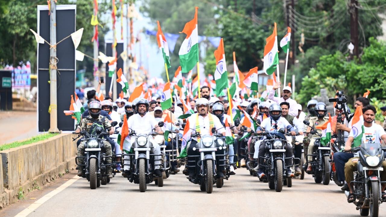 नारायणपुर से विजय शर्मा ने शुरू की तिरंगा यात्रा: बाइक पर सवार होकर नक्सल प्रभावित इलाकों में पहुंचे, बोले—अब बस्तर में हर घर लहराएगा तिरंगा
