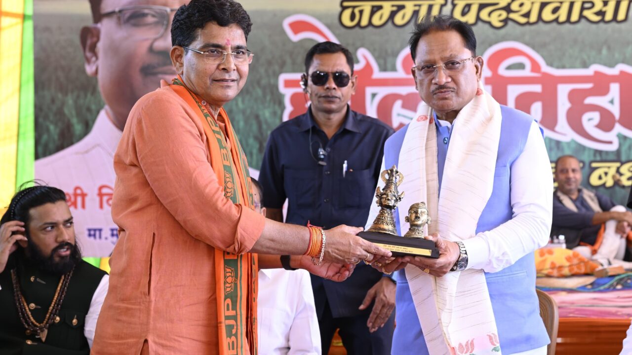 टंकराम वर्मा के गृह प्रवेश में पहुंचे CM साय, हरेली पर बोले- अन्नदाता मजबूत होगा तो गांव और छत्तीसगढ़ तेजी से आगे बढ़ेगा