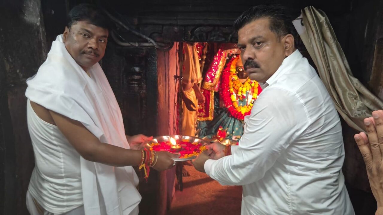 दंतेवाड़ा में तिरंगा यात्रा का दूसरा दिन: माँ दंतेश्वरी की पूजा कर विजय शर्मा बोले- बस्तर की जनता के सहयोग से नक्सलवाद खत्म