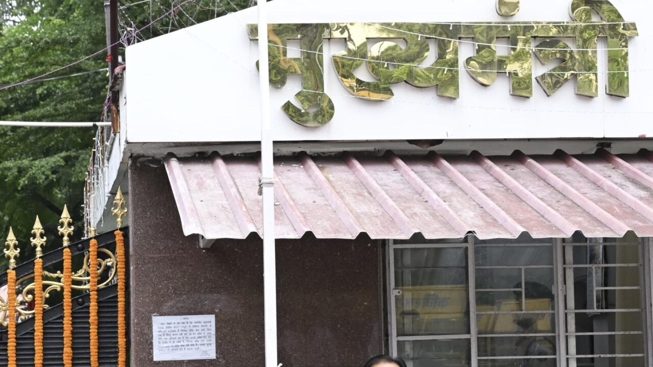 मुख्यमंत्री साय ने CM हाउस में फहराया तिरंगा, बोले- राष्ट्रीय अस्मिता, स्वाभिमान और एकता का प्रतीक है तिरंगा, घर-घर फहराएं