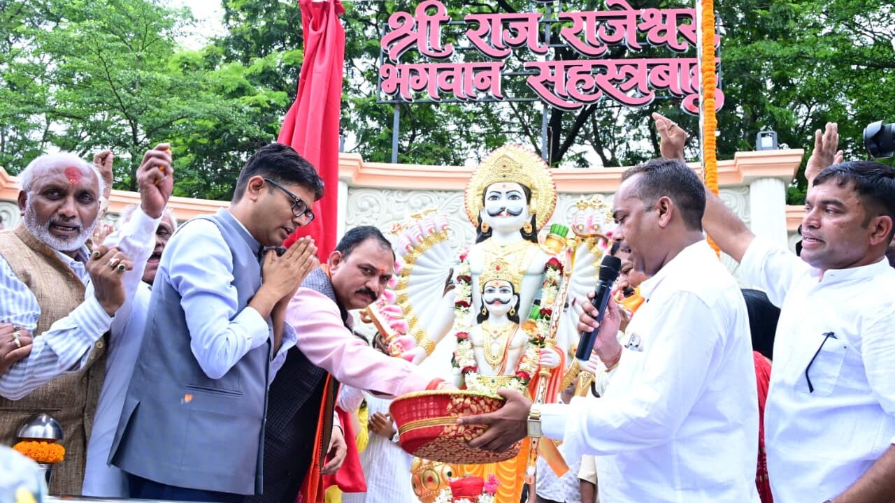 रायगढ़ में भगवान सहस्रबाहु की भव्य प्रतिमा का अनावरण, ओपी चौधरी और श्याम बिहारी जायसवाल ने सामाजिक एकता व नई पीढ़ी को आगे बढ़ाने का दिया संदेश