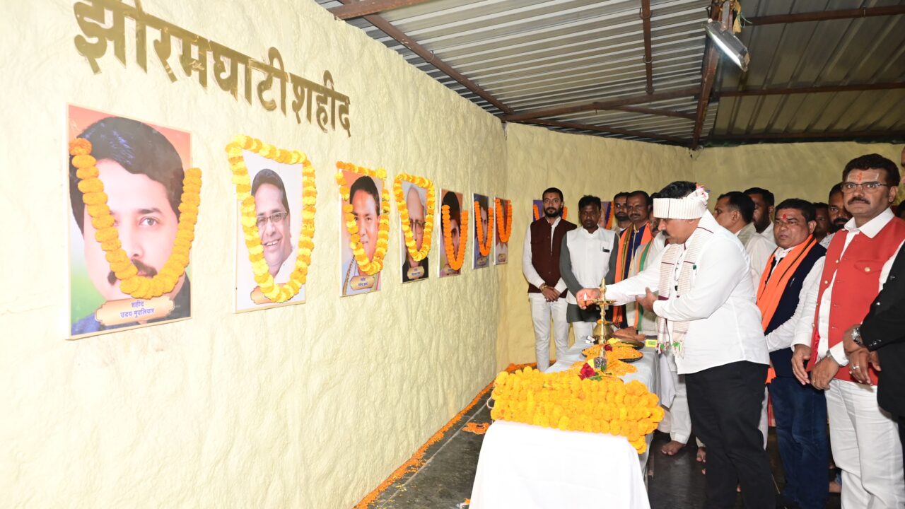 झीरम शहीदों को विजय शर्मा ने दी श्रद्धांजलि: बोले- गोलियों से नहीं, हौसले और विश्वास से जीता बस्तर, जल्द बनेगा भव्य स्मारक