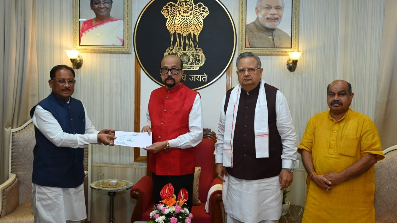 असम बाढ़ पीड़ितों के साथ खड़ा छत्तीसगढ़: CM साय ने राज्यपाल रमेन डेका को 5 करोड़ की मदद का चेक सौंपा