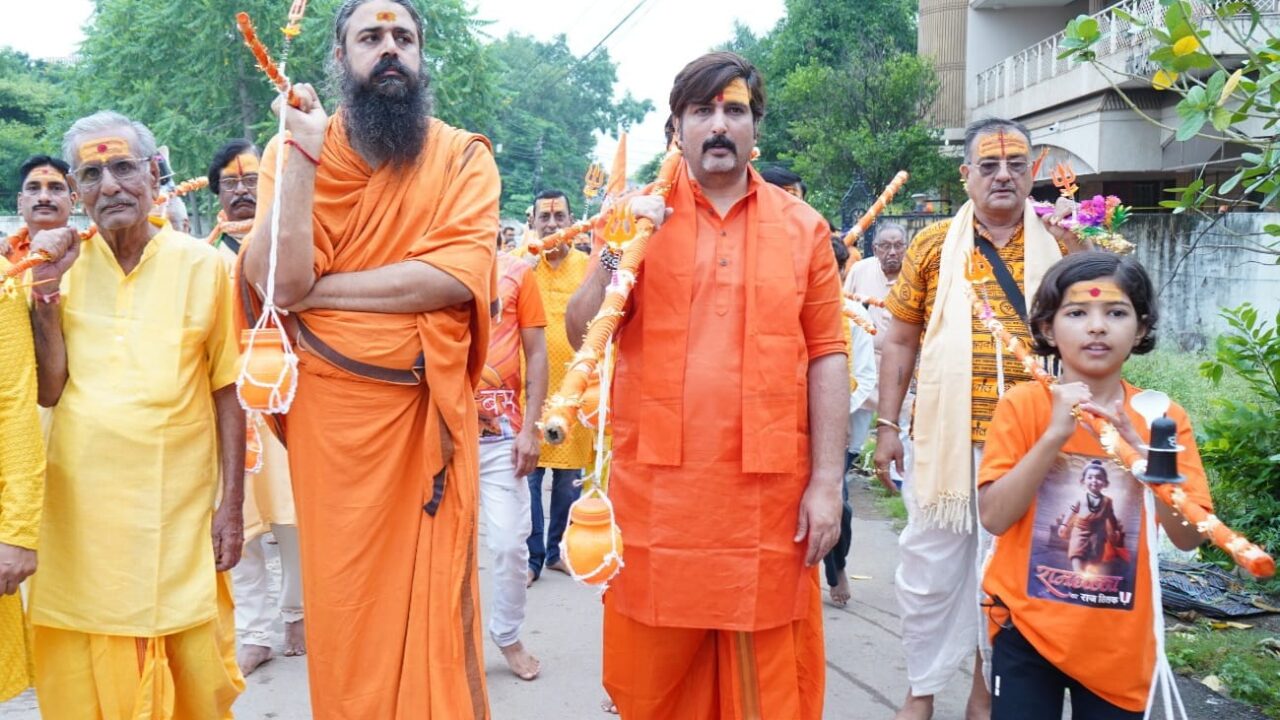 अमित चिमनानी की कावड़ यात्रा में दिखी आस्था: पवन साय और राजीव लोचन महाराज समेत सैकड़ों श्रद्धालु हुए शामिल, जगह-जगह पुष्पवर्षा