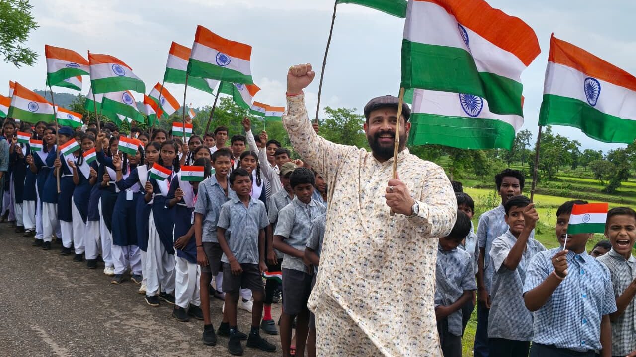 प्रबल प्रताप जूदेव के नेतृत्व में गूंजा राष्ट्रभक्ति का संदेश: जनजातीय बच्चों ने निकाली तिरंगा यात्रा, जल-जंगल-जमीन बचाने का लिया प्रण